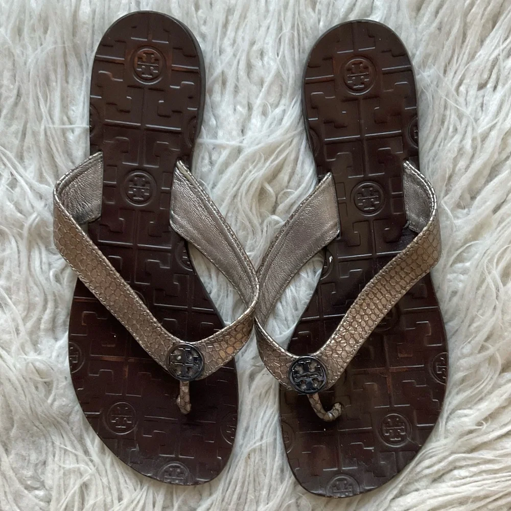 Tory Burch Thora Brown Bronze Metallic Pebbled Leather Thong Flat Sandals Size 7